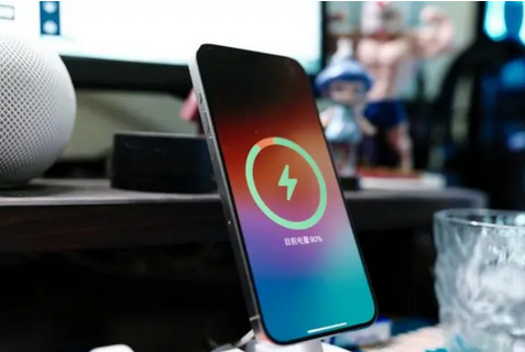 湛河苹果15换屏服务分享用什么充电器给iPhone15充电更好 